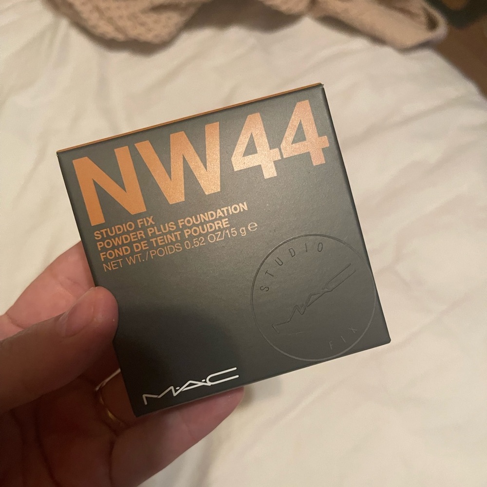 MAC NW44 studio fix powder plus foundation